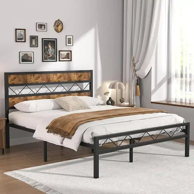 Struttura letto in metallo con testiera in legno marrone, non serve una base a molle