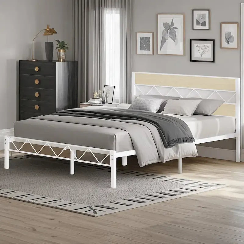 Struttura letto in metallo con testiera in legno marrone, non serve una base a molle