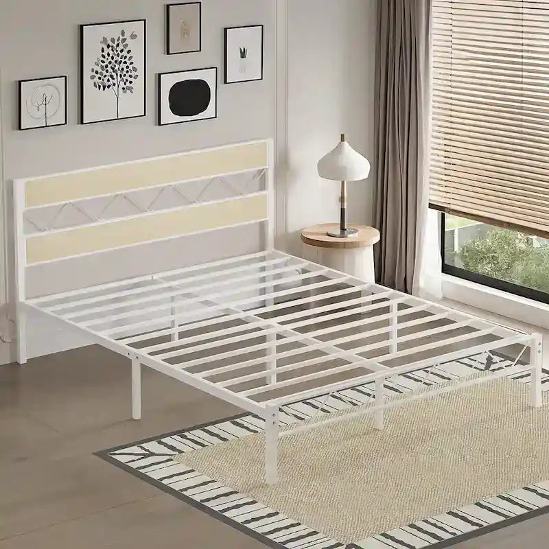 Struttura letto in metallo con testiera in legno marrone, non serve una base a molle