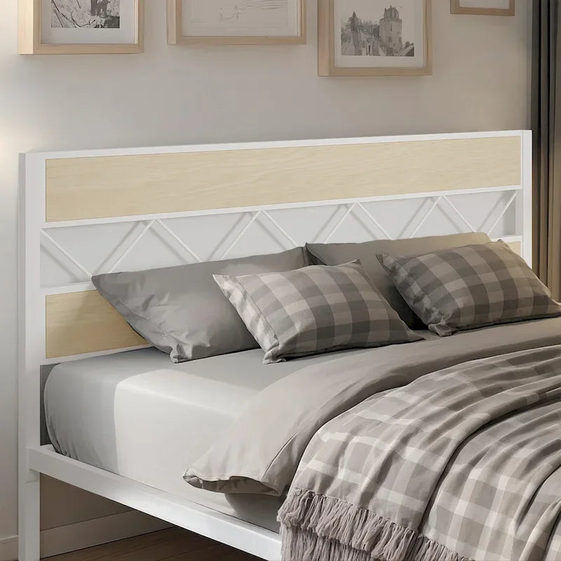 Struttura letto in metallo con testiera in legno marrone, non serve una base a molle