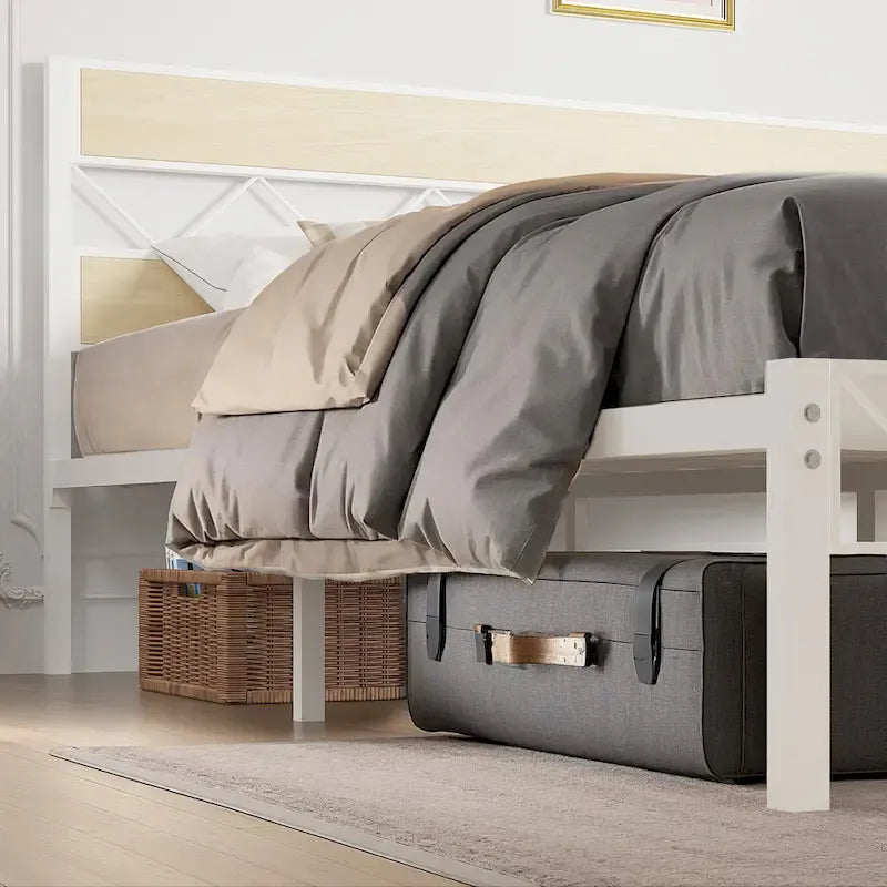 Struttura letto in metallo con testiera in legno marrone, non serve una base a molle