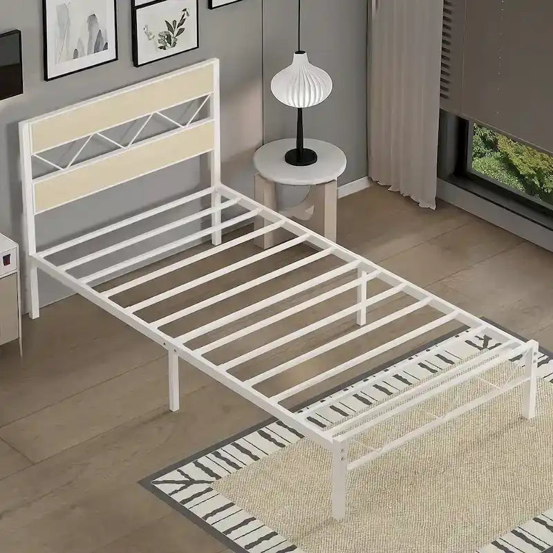 Struttura letto in metallo con testiera in legno marrone, non serve una base a molle