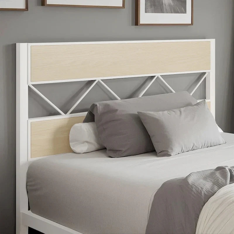 Struttura letto in metallo con testiera in legno marrone, non serve una base a molle