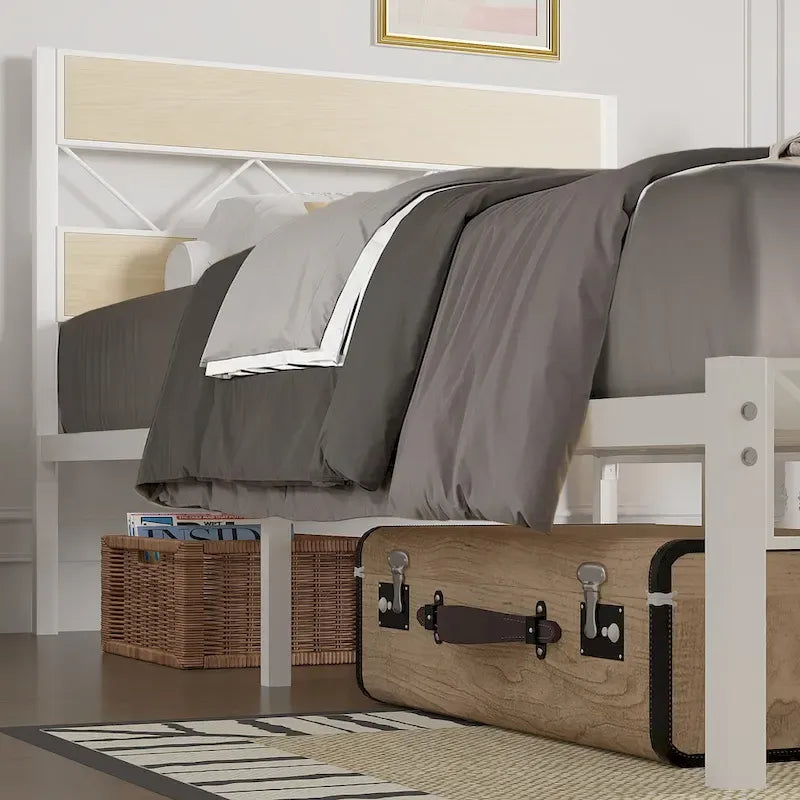 Struttura letto in metallo con testiera in legno marrone, non serve una base a molle
