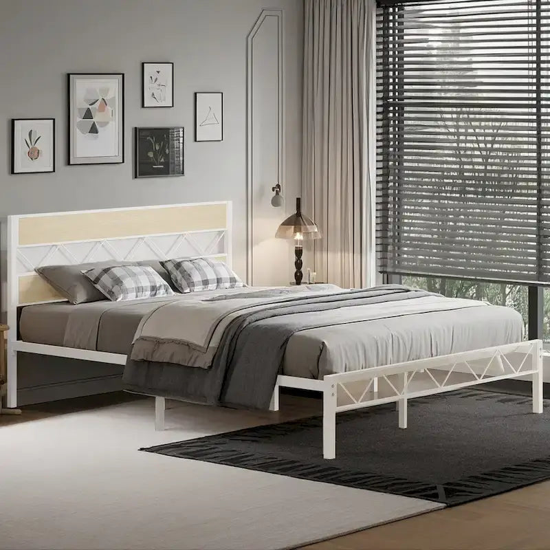 Struttura letto in metallo con testiera in legno marrone, non serve una base a molle