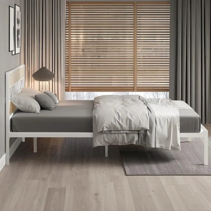 Struttura letto in metallo con testiera in legno marrone, non serve una base a molle