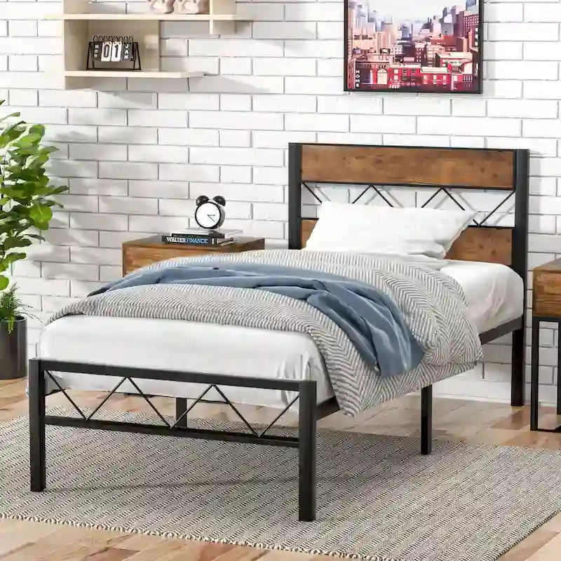 Struttura letto in metallo con testiera in legno marrone, non serve una base a molle