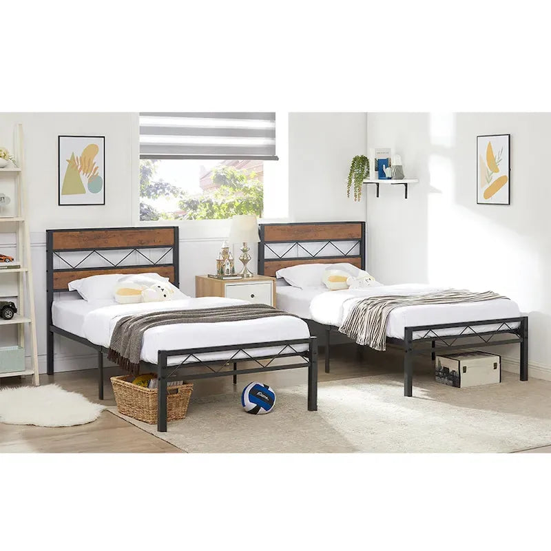 Struttura letto in metallo con testiera in legno marrone, non serve una base a molle