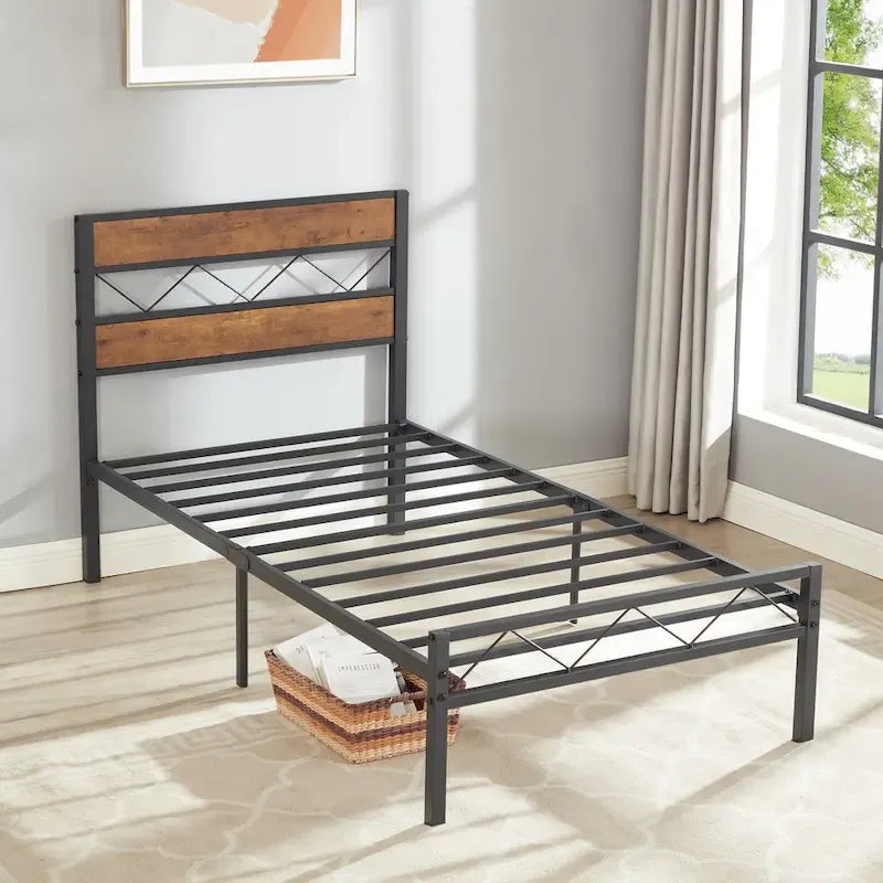 Struttura letto in metallo con testiera in legno marrone, non serve una base a molle
